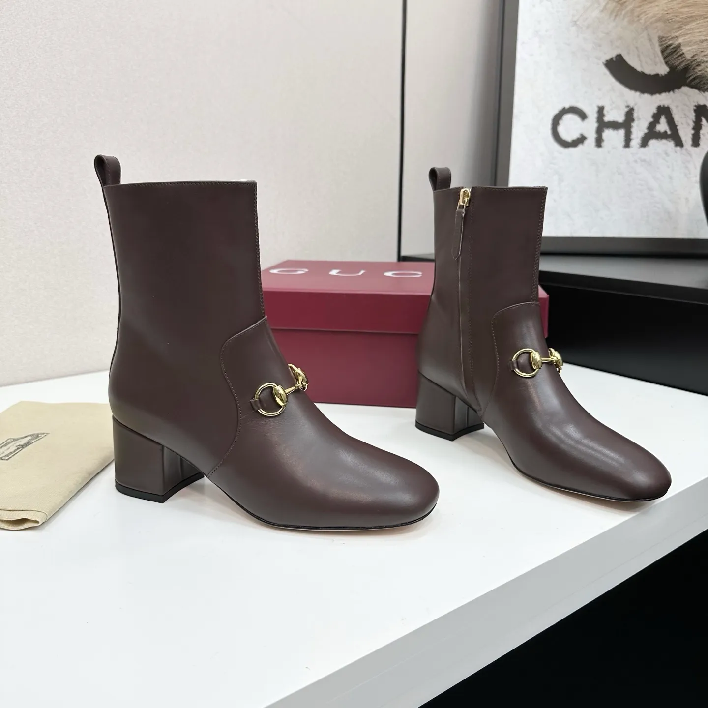 👟👟Ex-factory price 740👟👟 Gucci Gucci 2025G new autumn and winter classic horsebit thick heel short boots. The main series is finally available, and the products are worth looking forward to! Original classics create new designs ✨ Purchasing agent level! Full of high-end feel! A favorite among bloggers at home and abroad, it is retro and fashionable, easy to wear and looks great on your feet! Mainly recommended by the official website, new colors are constantly updated 🆕 ▪️Upper: original calfskin/cloth ▪️Inner lining: imported sheepskin ▪️Outsole: Italian leather outsole ▪️Heel height: 3.5cm ▪️Shoe size: 35-39 (40.41.42 can be customized)